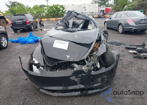 2025 Tesla Model 3 Long Range All-Wheel Drive z USA, uszkodzony, nr VIN 5YJ3E1EB4SF941504